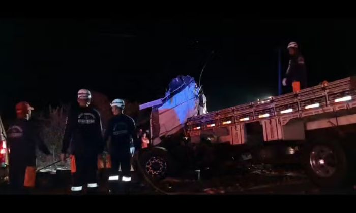 Batida entre caminhão e ônibus de turismo deixa 25 pessoas mortas e cinco feridas na Bahia