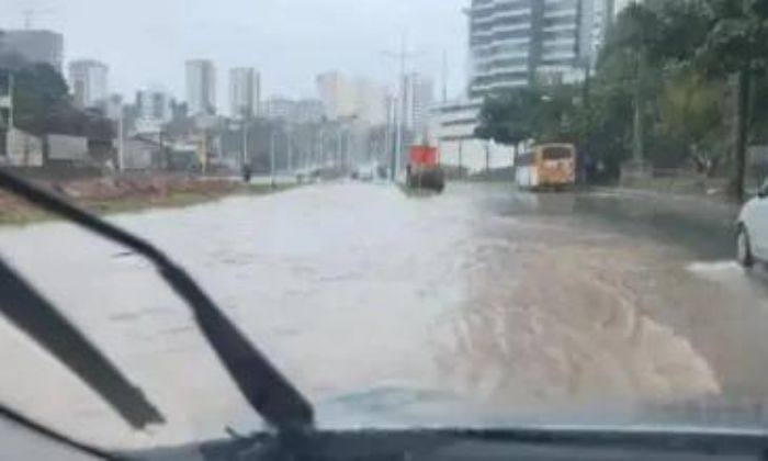 Domingo será de céu nublado com risco de deslizamentos em Salvador
