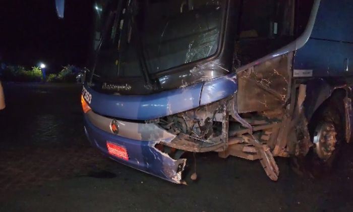 Motorista morre e três mulheres ficam feridas após colisão entre carro e ônibus