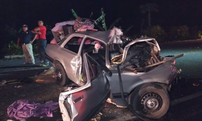 Motorista morre e três mulheres ficam feridas após colisão entre carro e ônibus