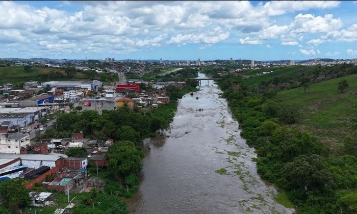 Rio Cachoeira com nível elevado, hoje, em Itabuna || Foto Zé Drone