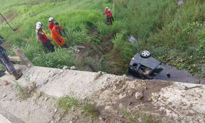 Duas pessoas morrem após carro cair de ponte e ficar parcialmente submerso em rio na Bahia