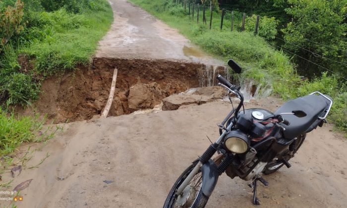 Estrada que liga sede do município ao distrito do Orico está interditada