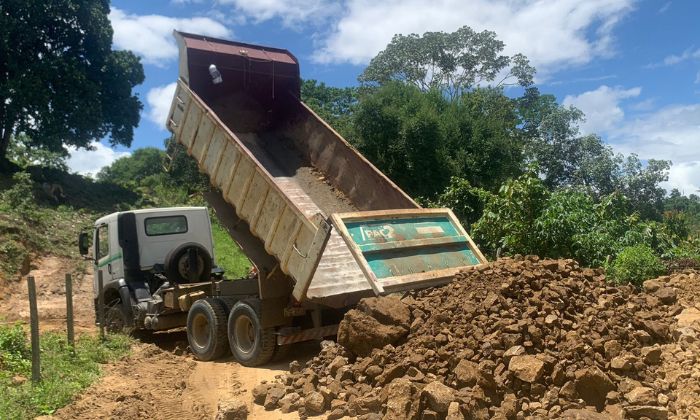 Prefeitura recupera trecho da estrada do Orico que foi recentemente destruído pela chuva
