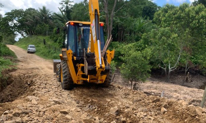 Prefeitura recupera trecho da estrada do Orico que foi recentemente destruído pela chuva