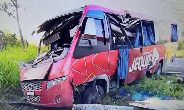Acidente com micro-ônibus da prefeitura de Jequié deixa 11 feridos na BR-324