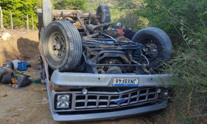 Jovem de 19 anos morre após caminhão tombar em estrada vicinal