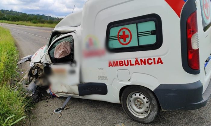 Acidente com ambulância deixa dois pacientes feridos no Sudoeste da Bahia