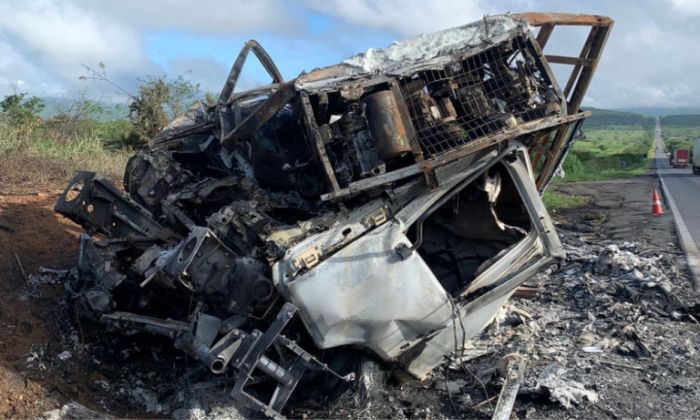 Carreta pega fogo após acidente e motorista morre carbonizado no Entroncamento de Jaguaquara