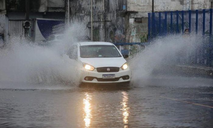 Inmet emite alerta de chuva intensa para 122 cidades baianas