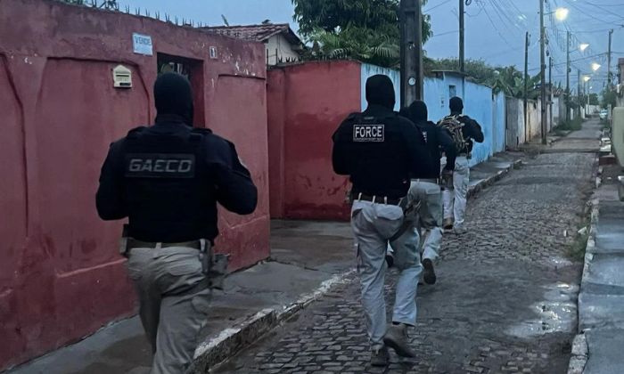 Três policiais são presos por suspeita de participação em grupo de extermínio