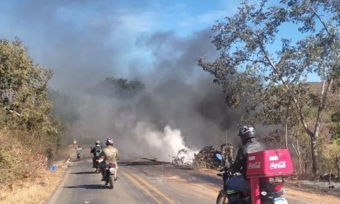 Caminhão tanque explode em rodovia do sudoeste da Bahia