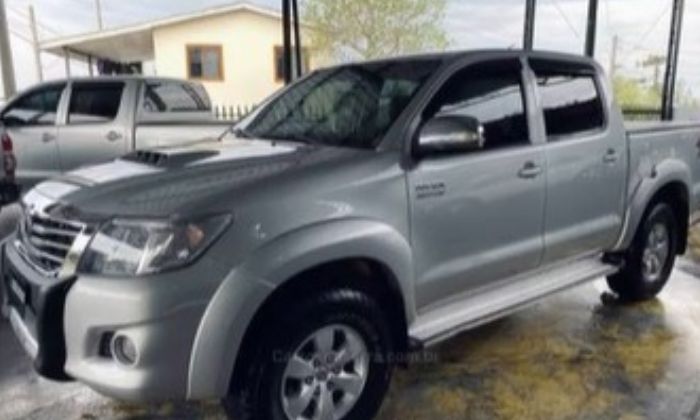 Toyota Hilux furtado no centro de Ubaitaba ainda não foi recuperado