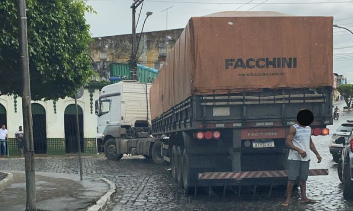 Veículos pesados provocam grandes congestionamentos no centro da cidade