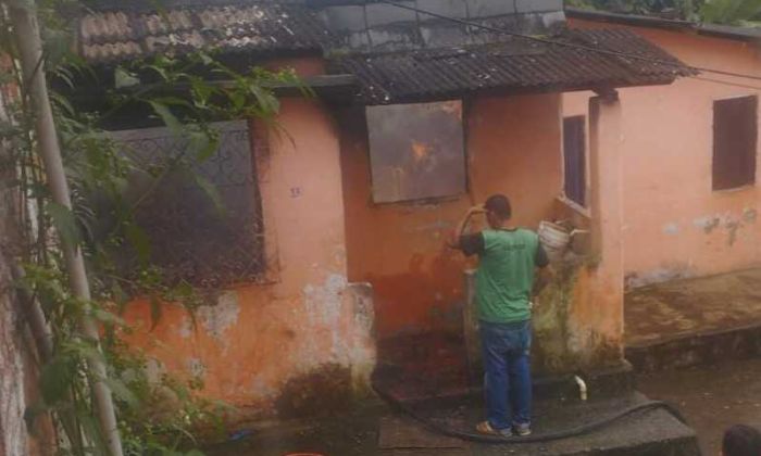 Homem observa local de tragédia, em Itabuna || Foto Redes Sociais