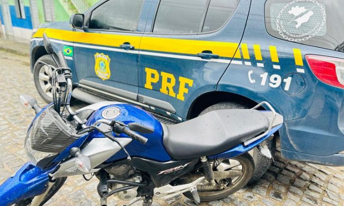 PRF apreende motocicleta com elementos identificadores adulterados em Aurelino Leal