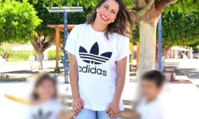 Mãe esfaqueia dois filhos, e um deles morre