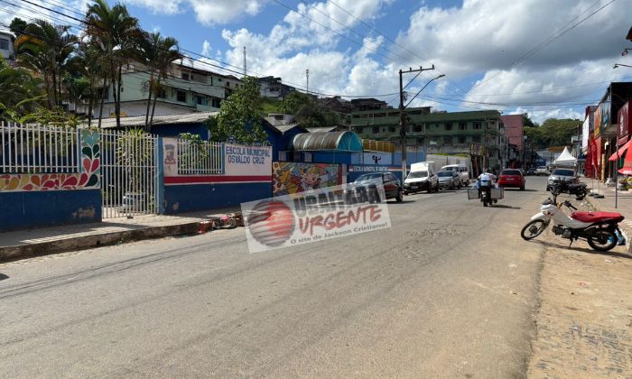 Estudante é atropelada por motocicleta em frente à Escola Osvaldo Cruz 