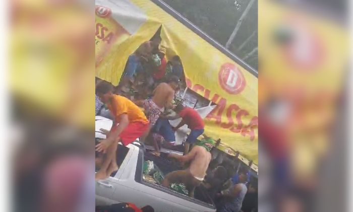 Após carreta sair da pista, carga de cerveja é saqueada por populares na BR-101 