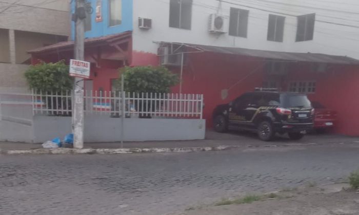 Viatura da PF estacionada na Câmara de Vereadores de Ubaitaba.