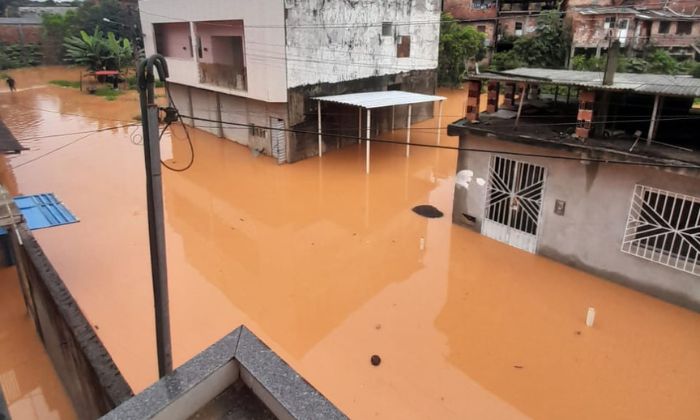 Rio das Almas transbordou durante chuva em Wenceslau Guimarães.