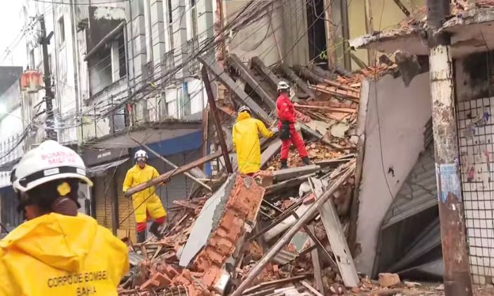 Desabamento de imóvel que estava abandonado — Foto: TV Bahia