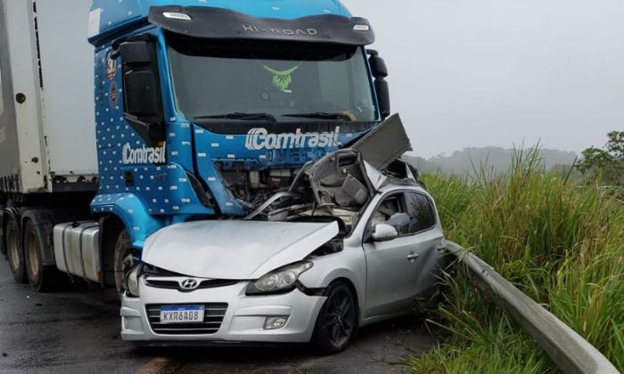 O acidente aconteceu neste domingo (17), na BR-101.