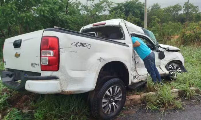 Caminhonete que colidiu frontalmente com a carreta.