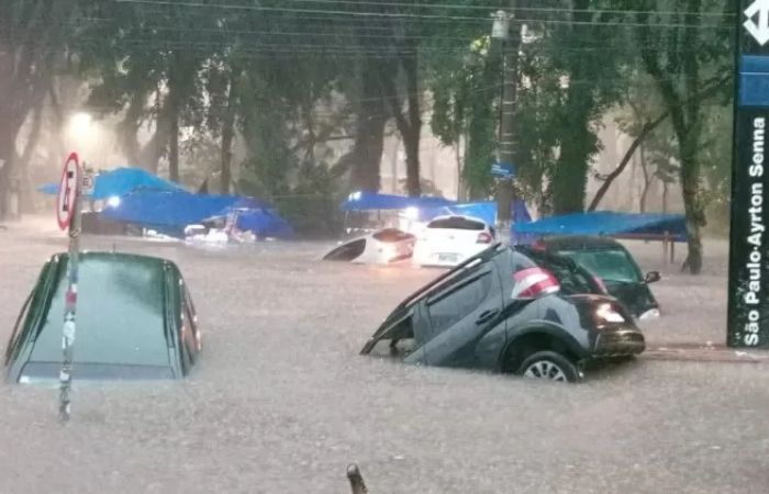 Carros boiando na zona norte de SP I  Crédito: Reprodução/Redes sociais 