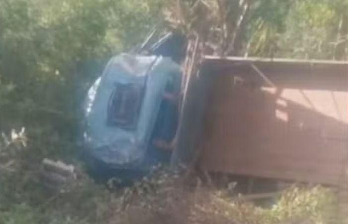 Caminhão caiu de uma ribanceira em Senhor do Bonfim 