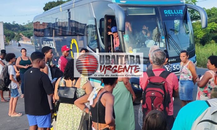 Em protesto, os usuários bloquearam a frente do ônibus