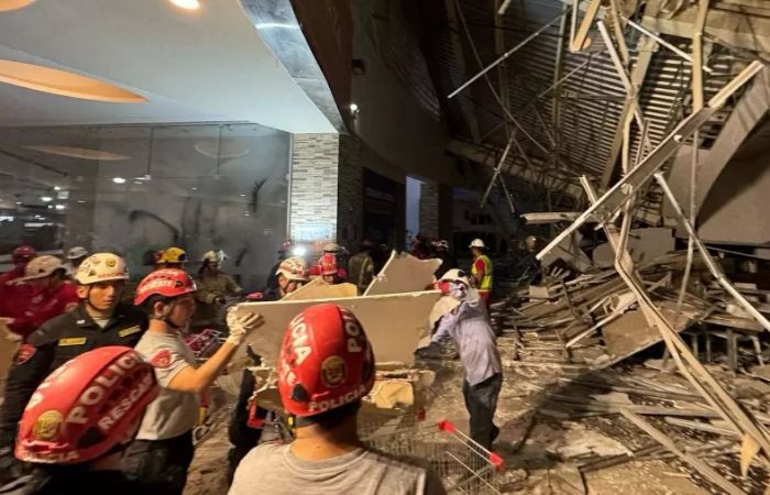 Bombeiros buscam vítimas de desabamento no Peru.