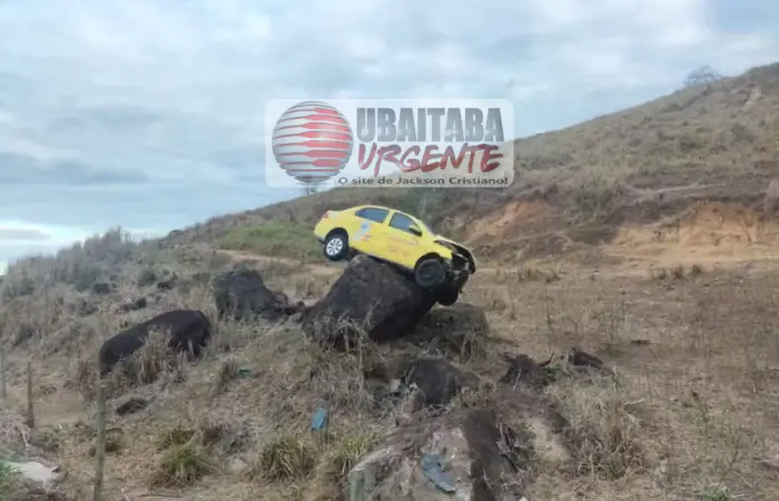 Carro foi parar em cima de pedra em MG — Foto: Polícia Militar Rodoviária
