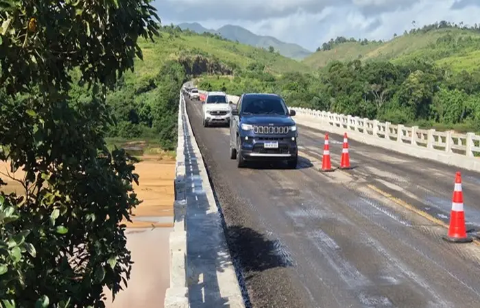 Veículos pesados estão proibidos na ponte sobre o Jequitinhonha