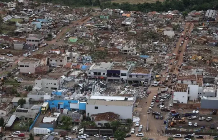 Ruas ficaram cobertas por destroços.