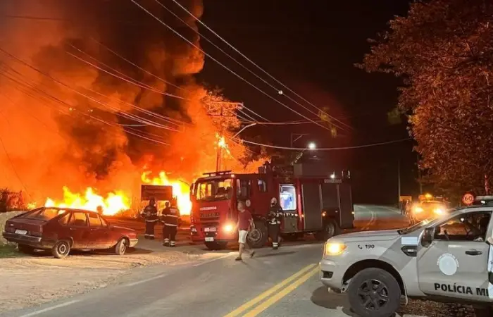 O fogo começou por volta das 22h20