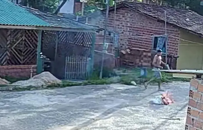 Imagens de uma câmera de monitoramento registraram o momento