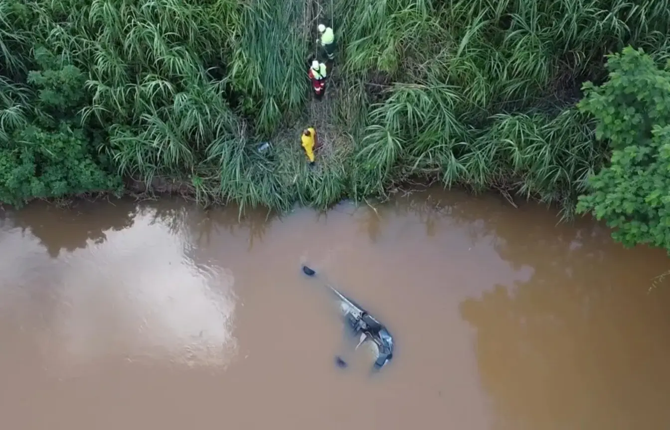 Pai e dois filhos morrem após carro cai em rio na BR-116.