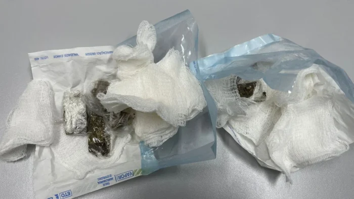 Droga era escondida dentro de gaze - Crédito: Divulgação