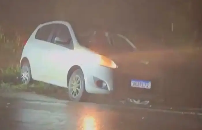 Carro ocupado pela família - Crédito: Redes Sociais