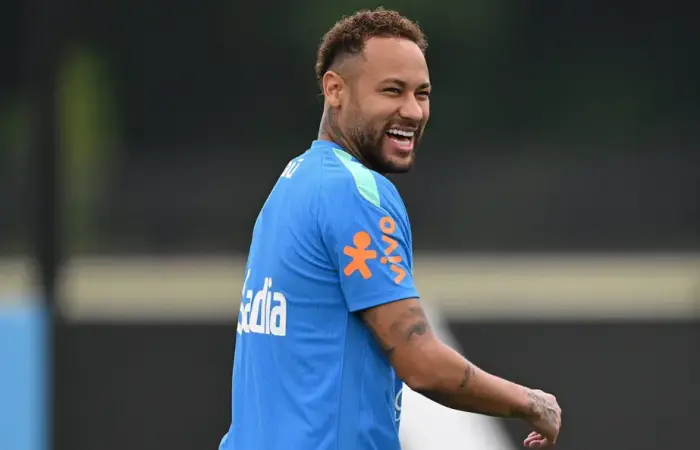 Neymar sorridente durante o treino da Seleção Brasileira (Foto: Mauro PIMENTEL / AFP)